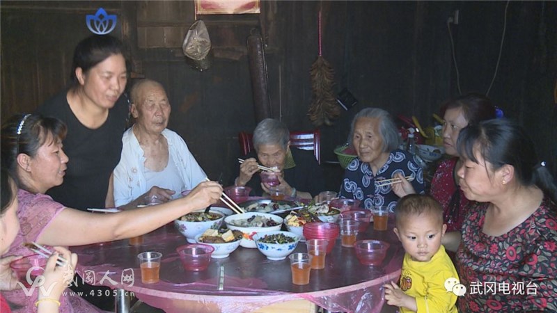 武岡一對壽星夫妻攜手走過70余載！感動了很多人…