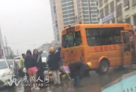 突發(fā),今早武岡一校車將摩托車主壓倒在地