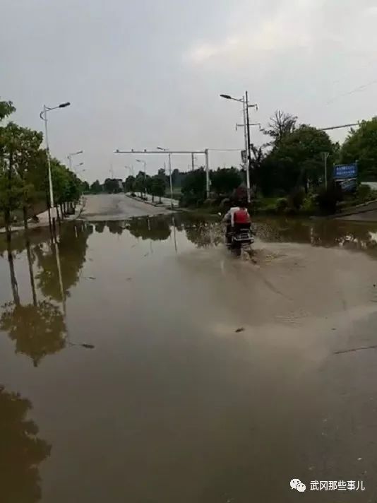 武岡這個(gè)地方路面積水，車子一過(guò)損失上萬(wàn)…