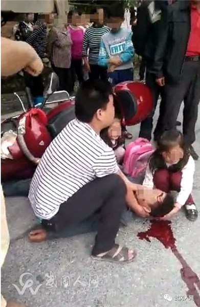 武岡龍?zhí)锇l(fā)生交通事故,男子血流滿地,小女兒哭得撕心裂肺