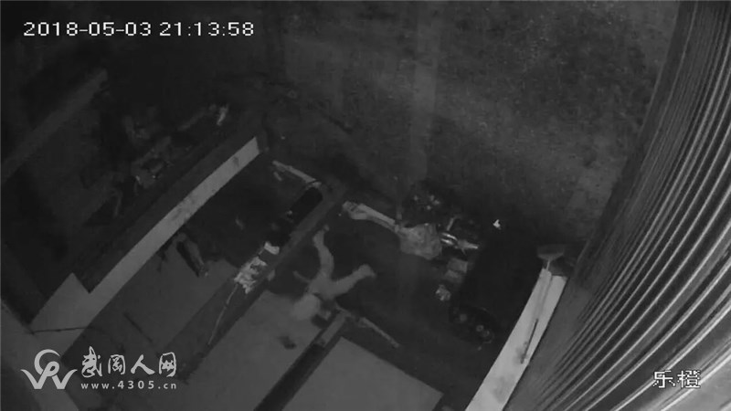 武岡這家店深夜被盜，視頻拍下鬼祟身影？