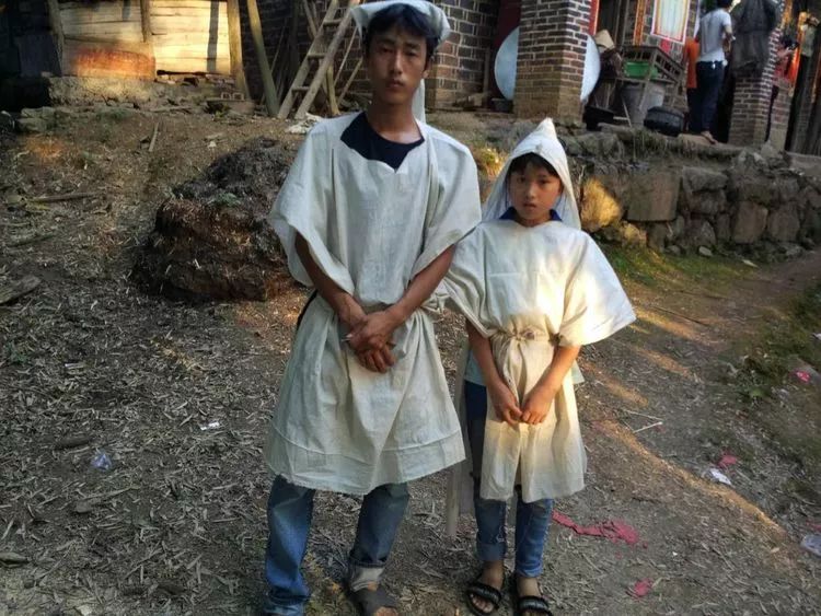 武岡這個(gè)女孩父母雙亡，家庭困難，這所學(xué)校這個(gè)舉動(dòng)轟動(dòng)大武岡！