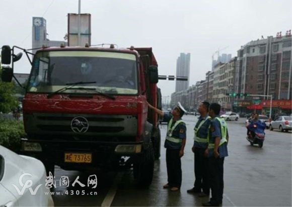 端午假日,武岡公路檢測(cè)站堅(jiān)守崗位保暢安