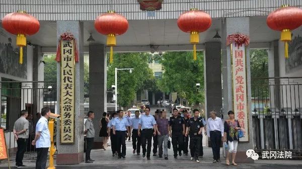 大家快來(lái)看,這幾個(gè)武岡“老賴”被抓到拘留所里去過(guò)端午了!
