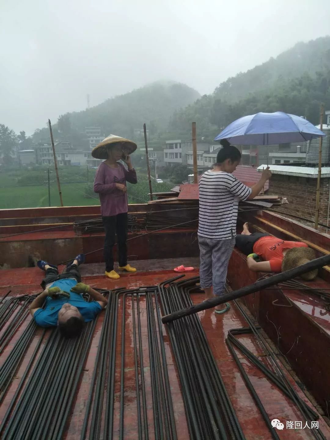 悲剧！一对年轻夫妇雨天做工，双双触电身亡