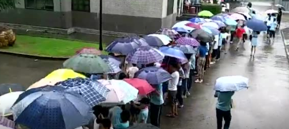 武岡突降暴雨! 這所學(xué)校用雨傘為考生撐起百米“愛心通道”