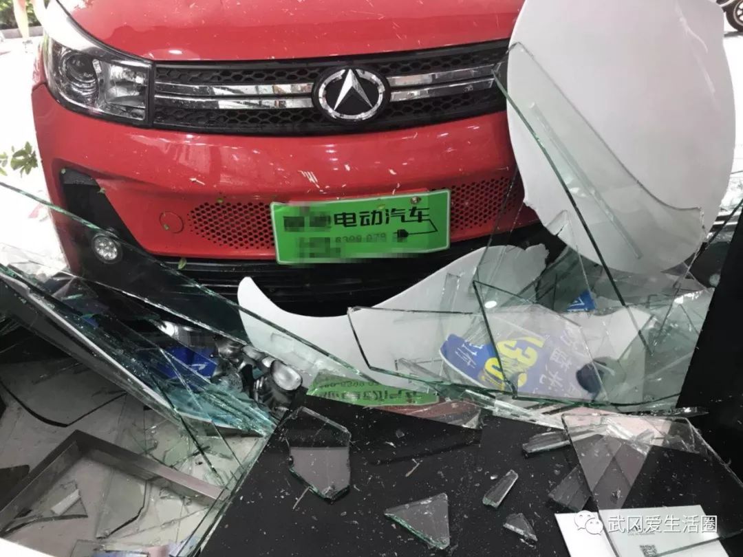 武岡一男子開車撞進人家店里，現場一片混亂！