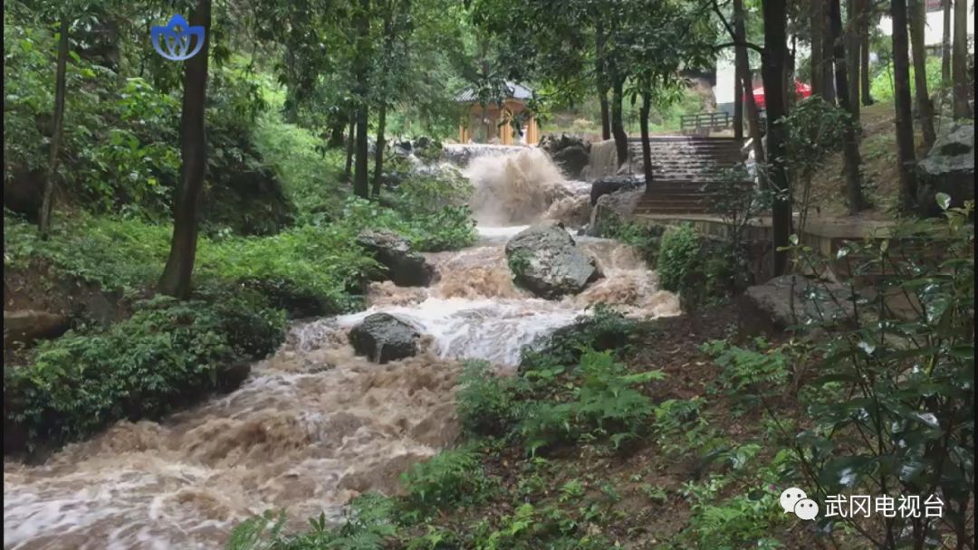 武岡云山遭遇強降雨，游客受阻被困山中...