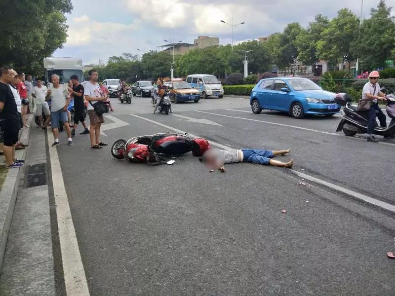 突發(fā)！武岡隔壁電動車司機腦袋被貨車壓碎了！