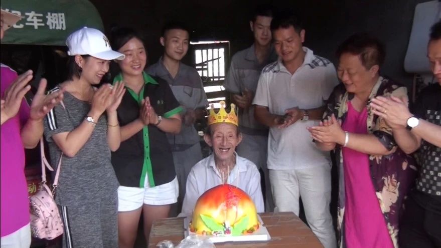 武岡社會(huì)愛(ài)心人士，為抗戰(zhàn)老兵慶賀生日！