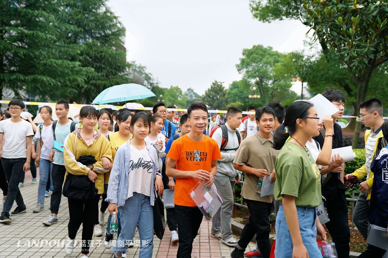 武岡6298學(xué)子赴考，附湖南高考語文作文題目