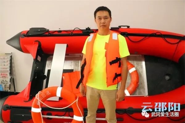 武岡這個男子不顧自身安危，勇救跳河輕生者