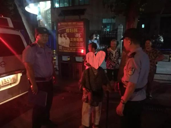 武岡新廣場(chǎng)有個(gè)老人找不到回家的路在哭