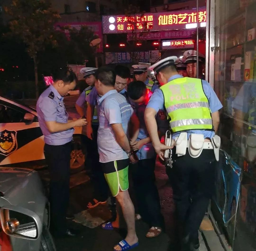 武岡交警查酒駕揪出網(wǎng)上在逃犯