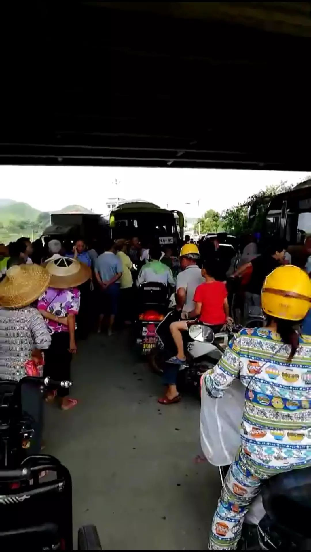 武岡這條路又被村民攔住了！車輛堵了好遠(yuǎn)...