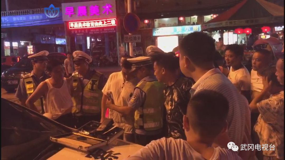 【視頻】武岡:交警設卡夜查酒駕 意外抓獲網上逃犯