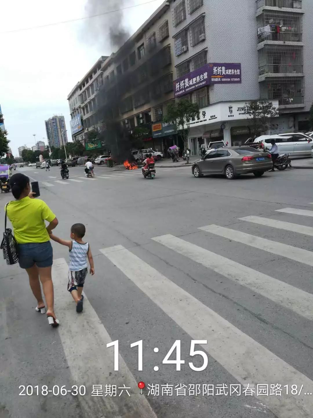 驚險！武岡一輛摩托車在大街上燒的只?？蚣?！