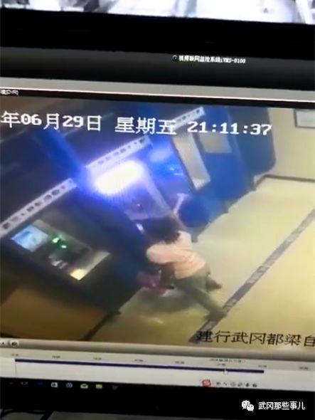 搶劫銀行?武岡女子瘋狂打砸取款機(jī),被拍了下來(lái)!