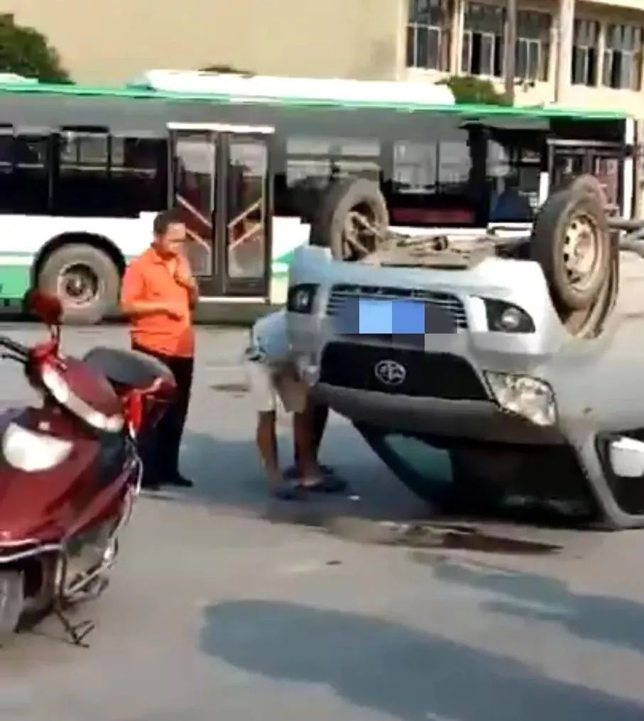 武岡南塔加油站路口發(fā)生一起車(chē)禍，一小車(chē)四腳朝天！