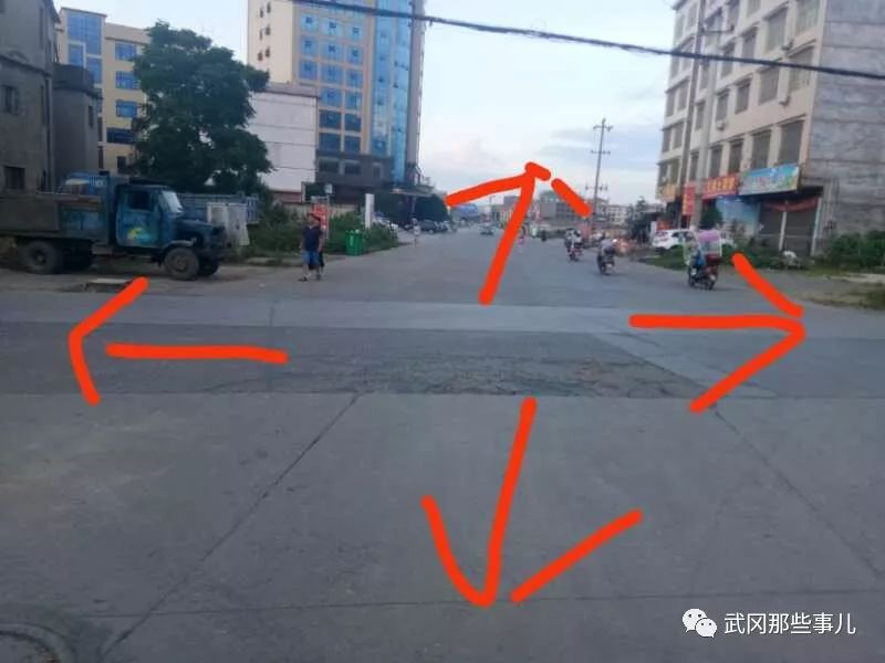 武岡這個(gè)十字路口發(fā)生車(chē)禍!