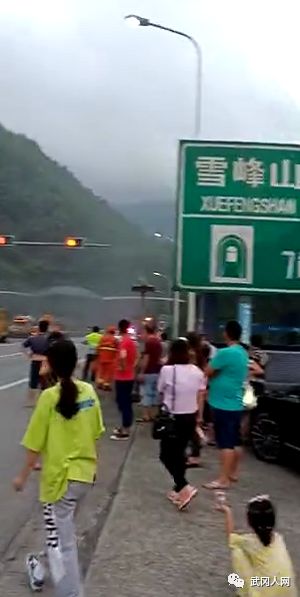 突發(fā)!滬昆高速雪峰山隧道內(nèi)貨車起火,數(shù)百人正在疏散...