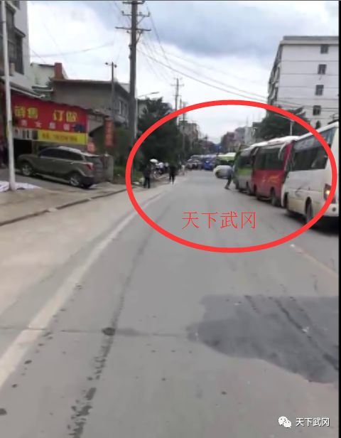 武岡這個(gè)地方遲遲不通公交車,村民把馬路給堵了!