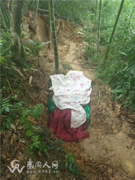武岡一農(nóng)婦騎摩托車摔下路基身亡，事發(fā)道路正在施工