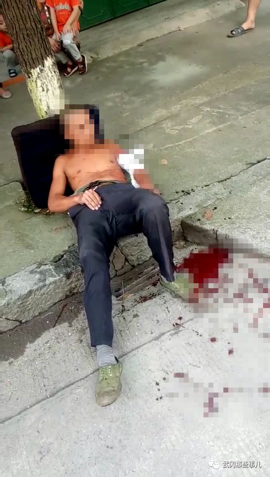 武岡一男子路邊受傷,疑是逃避檢查撞到樹上?