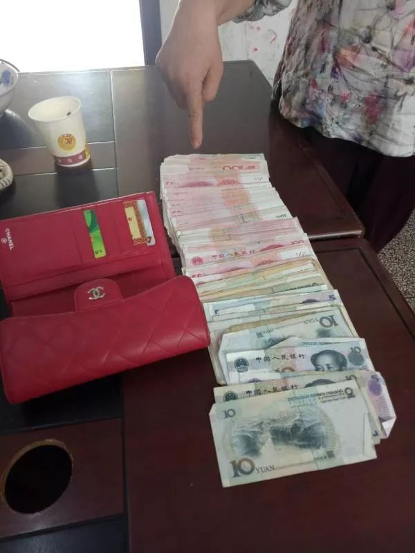 武岡一女士在ATM機(jī)存巨額現(xiàn)金,突遭身后男子搶劫!