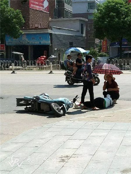 武岡武強(qiáng)路發(fā)生車(chē)禍,好心路人幫傷者撐傘遮陽(yáng)!