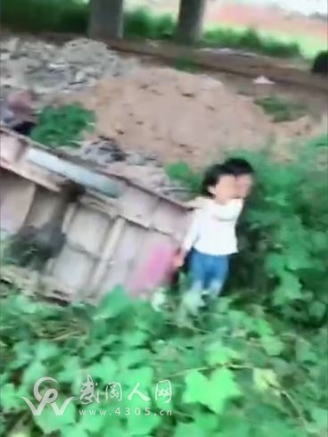 突發(fā)|武岡這個(gè)三輪車翻了,車上有好幾個(gè)小孩...