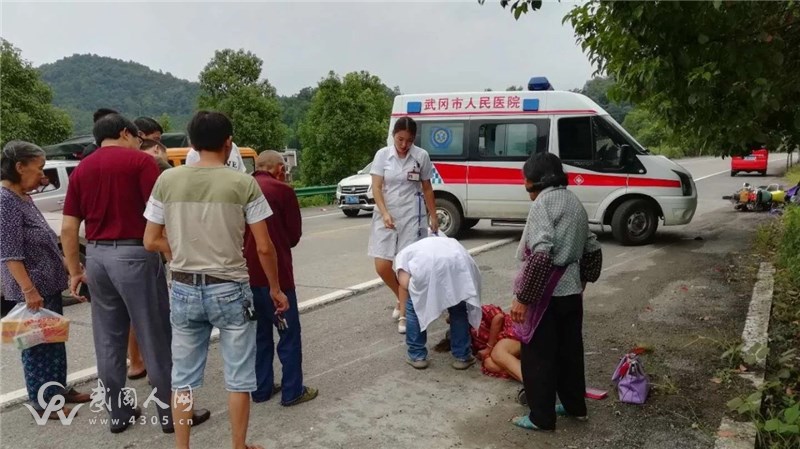 武岡這里又有小車撞了人,救護車都過來了!
