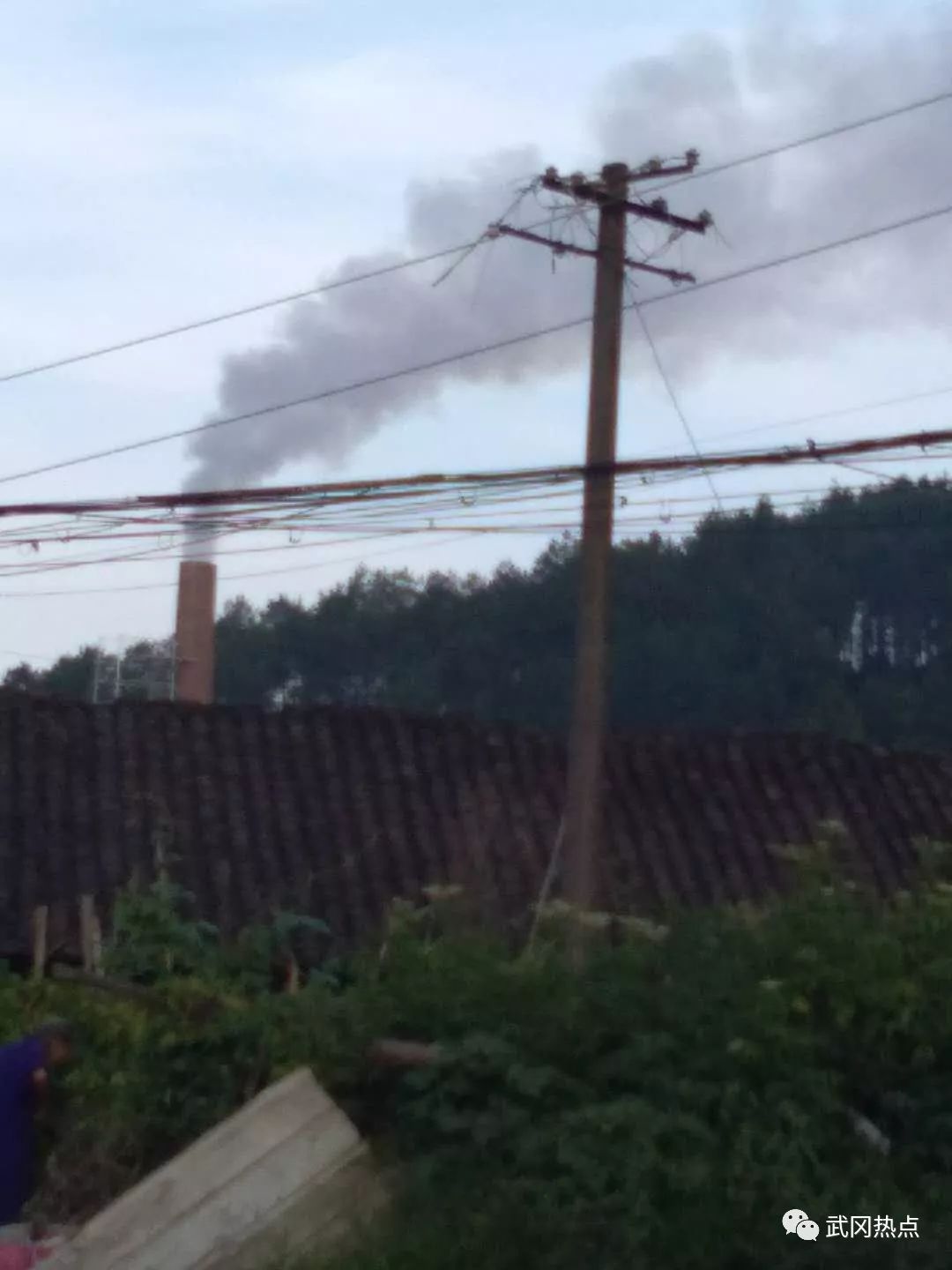 武冈一砖厂浓烟滚滚，污染严重，当地百姓苦不堪言！