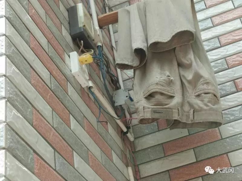 武岡這兩戶家庭用電異常,結(jié)果警察直接進(jìn)門抓人!