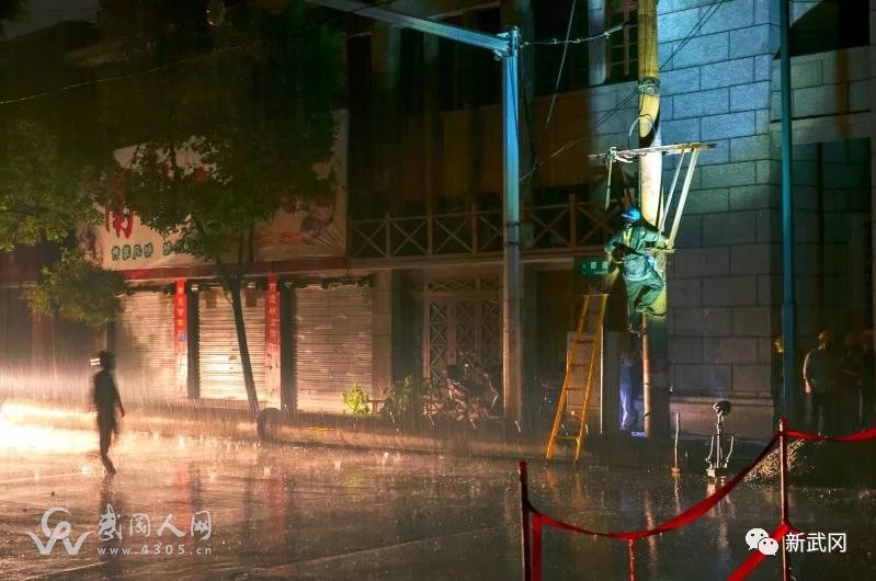 武岡電力部門冒雨搶修電力設(shè)施,確保用電安全