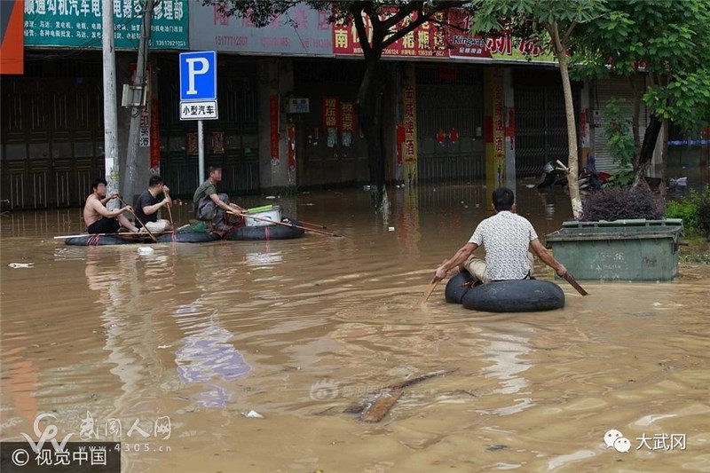 暴雨侵城!武岡到處漲了大水!有房有車不如有條船!