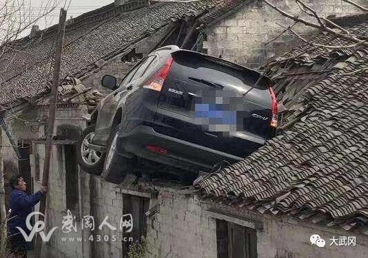 武岡車子飛到屋頂翻了,神了!人在家中坐,車從天上來