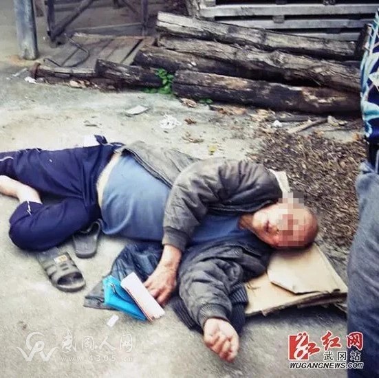 一老人倒在武岡這個偏僻的地方,半天都沒人扶..