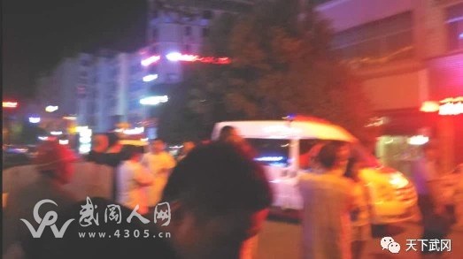 危險(xiǎn)!武岡一少年“賭氣”爬上樓頂欲輕生!家庭教育怎么了?