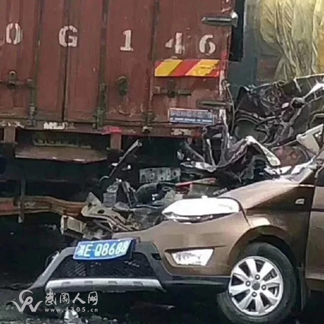 突發(fā)!一輛邵陽(yáng)牌照車全家人在高速上出事了,誰(shuí)認(rèn)識(shí)?