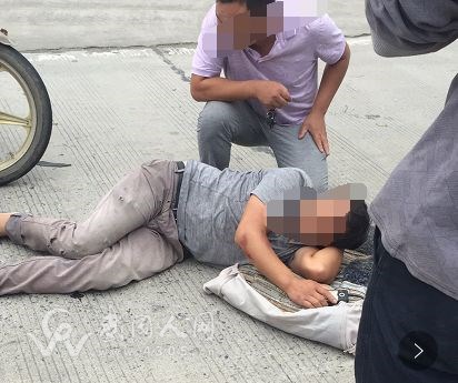 武岡鄧元泰突發(fā)車禍!一人倒地!