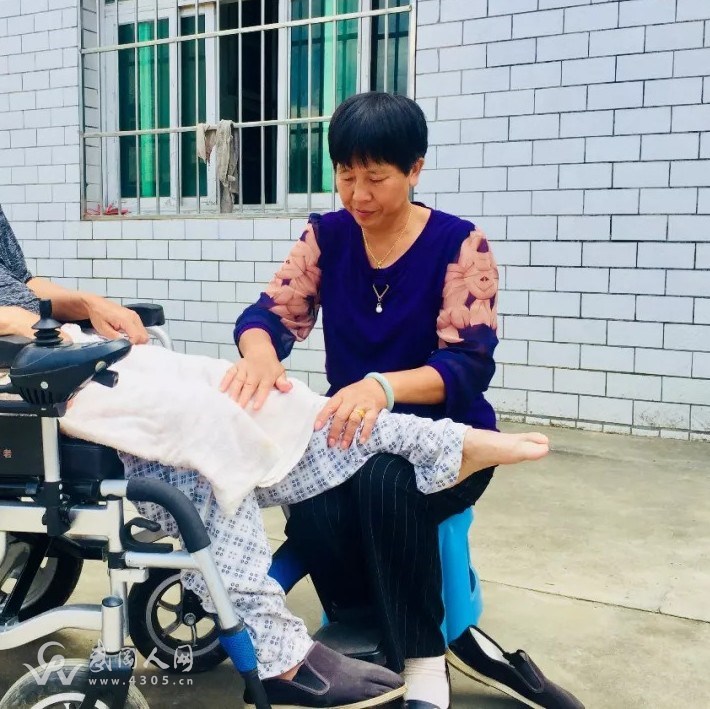 武岡一男子幫人拆舊房,從樓頂摔下去了,如今...