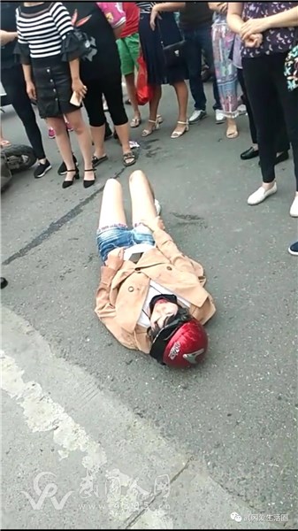 武岡南塔加油站路口突發(fā)車禍!一女子倒地!