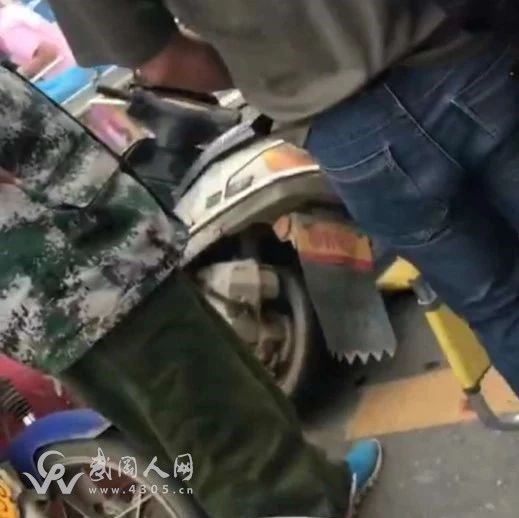 武岡這里又有車禍,摩托車倒地,傷員被救護(hù)車抬走...