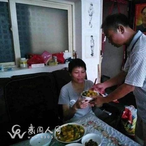 背著病妻巡線,武岡這個(gè)工作人員令人敬佩…