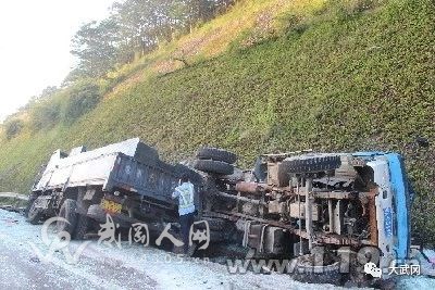 武岡安樂兩輛貨車發(fā)生相撞,造成嚴(yán)重堵車!