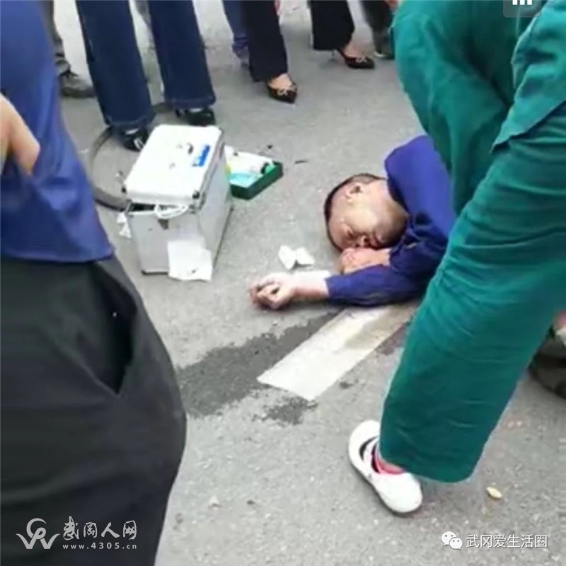 武岡南塔加油站附近發(fā)生一起車禍，某男子當(dāng)場(chǎng)倒地…