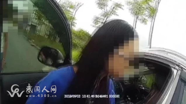 武岡一女大學新生開車去學校,無證駕駛被交警查到要拘留...
