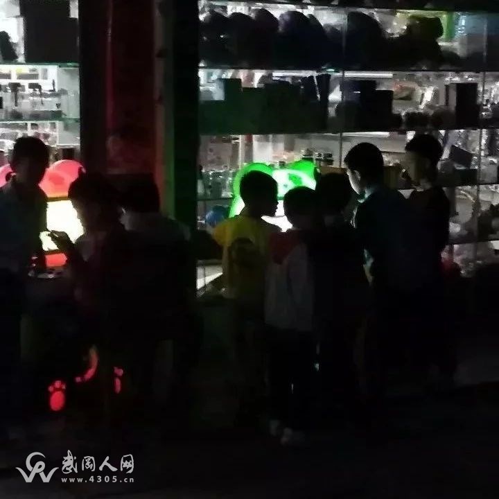 武岡一學(xué)校門口居然擺放游戲機(jī)，讓家長們操碎了心！