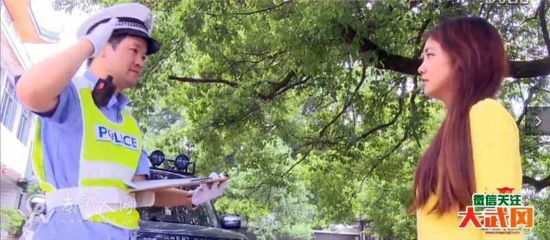 武岡警察叔叔要拖美女的車(chē)，美女一句話讓警察傻了眼！
